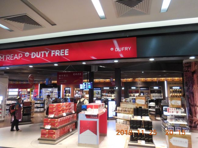 出発ロビーには免税店などがありました。お土産を少し買い足しましたが、さすがに空港なのでややお高め。お土産は市街のマーケットやスーパーで買うのがオススメです。