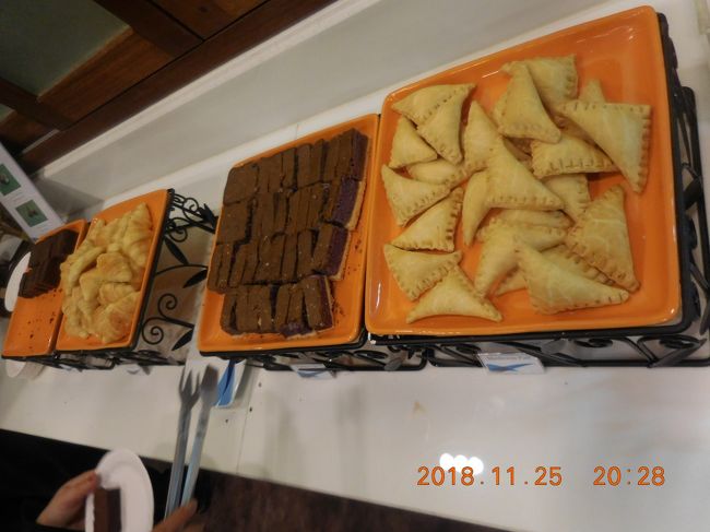 ラウンジ内の軽食。できたてポップコーンもありました。