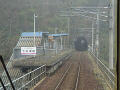 宮福線は、昭和の終わり頃に開通した比較的新しい路線のため、線路が直線的で長いトンネルも多い。
そんなトンネルが連続する途中にある下天津駅を通過する。