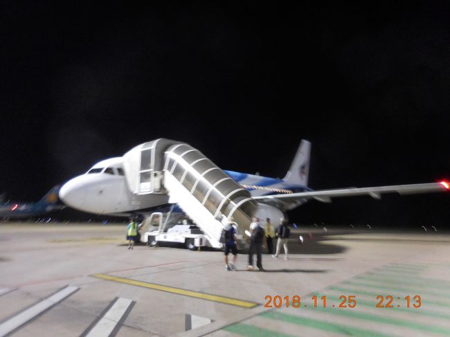 搭乗開始。到着時と同じように駐機場まで歩き、地上から乗り込みます。