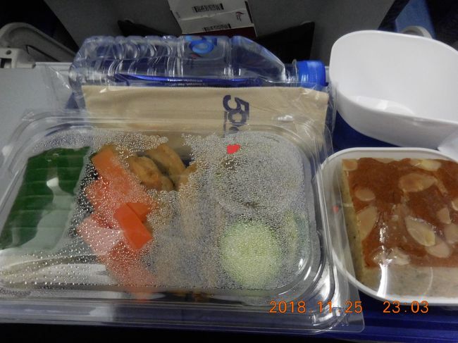 機内食。ご飯とチキンの定食チックなやつ。