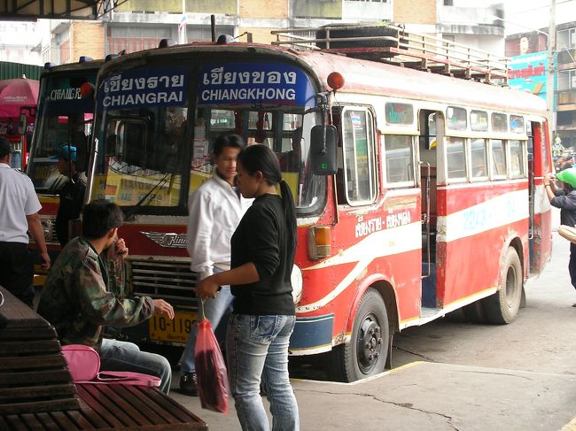 ■4日目(12/27)<br /><br />早朝５時すぎに、深い眠りから覚め、気分はすこぶる良い。近くの木立に止まった異国の野鳥が、聞き覚えのないさえずりを部屋に届けくれている<br /><br />今日は、チェーンセン→ゴールデントライアングル→メーソン・タチレイとまわり、チェンライに戻る予定だ。<br />身支度をして、小さなショルダーバッグ一つでGHを出た。６時すぎ、まだあたりはほの暗い。昨晩買い求めておいたGH特製のパンをバッグに入れておいた。途中で、コンビニに寄って買ったコーヒーと一緒に、バスターミナルで食べる予定にしていた。<br />ところが、バスターミナル着いて、係の男に「チェーンセン」と言うと、動き始めているバスを呼び止めてくれた。カップに入ったコーヒーをこぼさないように小走りでバスに乗った。時刻表もチェックせず適当にターミナルに来たのだが、ナイスタイミングだった。<br />車掌に２人分として100B渡したら、40B戻ってきた。<br /><br />バスは、通勤通学に利用されているローカルバスだ。真ん中と後のドアは、開いたまま荷造りゴム紐で固定され、風がビュンビュン吹き込んでくる。<br />老朽化が進み、座席はガムテープで修繕されていたりしていて、決して快適ではないけれど、地元の人たちの様子が見られて、面白い。途中、ソンテウの開口部に４人の子どもがズラリと座っり後方を眺めているのを、長い間追う形になった一時も愉快なシーンだった。<br /><br />１時間半ほどで、チェンセーンに到着した。<br /><br />※写真はチェンセーン行きのバスではないが、こんな感じのバスだった。<br />