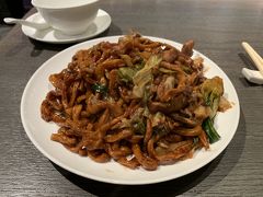 炒麺と蒸し餃子を注文。やっぱり炒麺は上海で食べたのとそっくり！味はもちろん美味しい( ´ ▽ ` )
この色の焼きそばにハマっています！