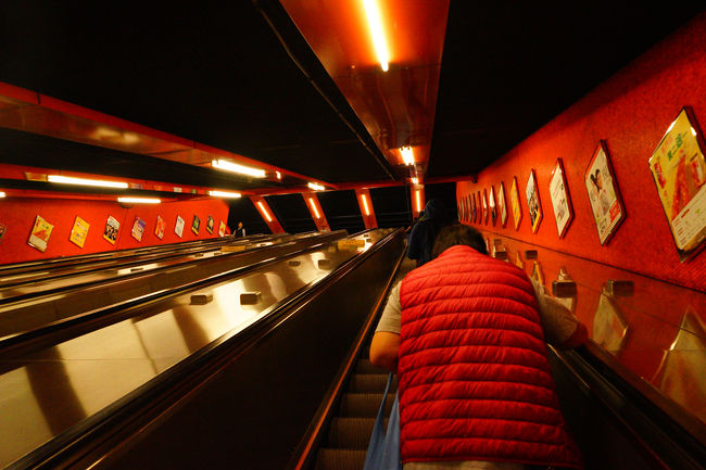 「天后」ホームから地上に出るエスカレーターは深く、両側は真っ赤に染められて独特の雰囲気です。
