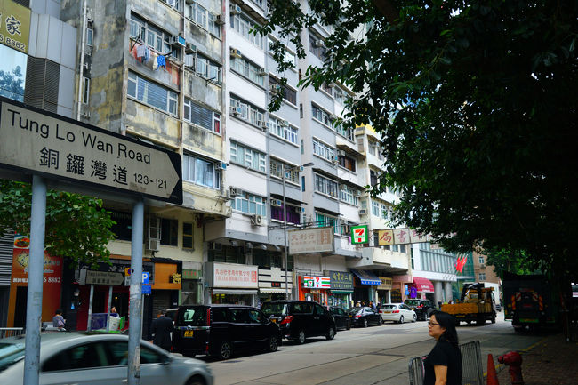 「銅鑼湾道」の始まりです。この先一帯が「大坑（ダーイ・ハン）」です。ゆっくりと商店街を歩いて行きます。