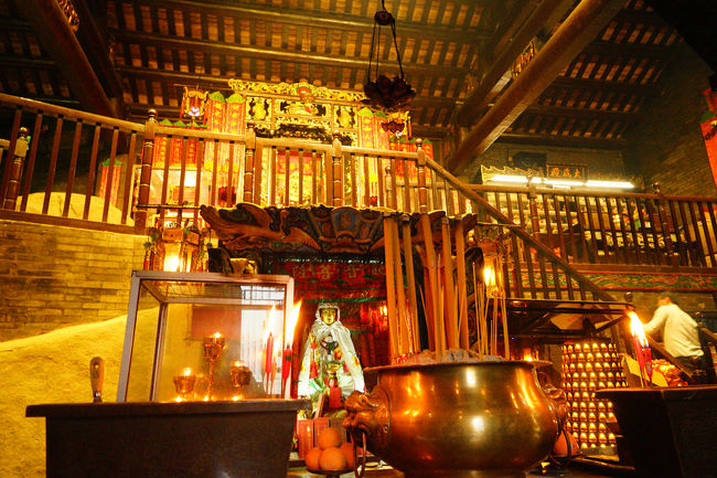 廟内の祭壇、「写真撮影宜しいですか」と聞くと、「どうぞ」と却ってきました。天井には龍が描かれていたのですが、撮影を逃しました。１９８６年に改修されて「香港一級歴史建築」に指定されました。