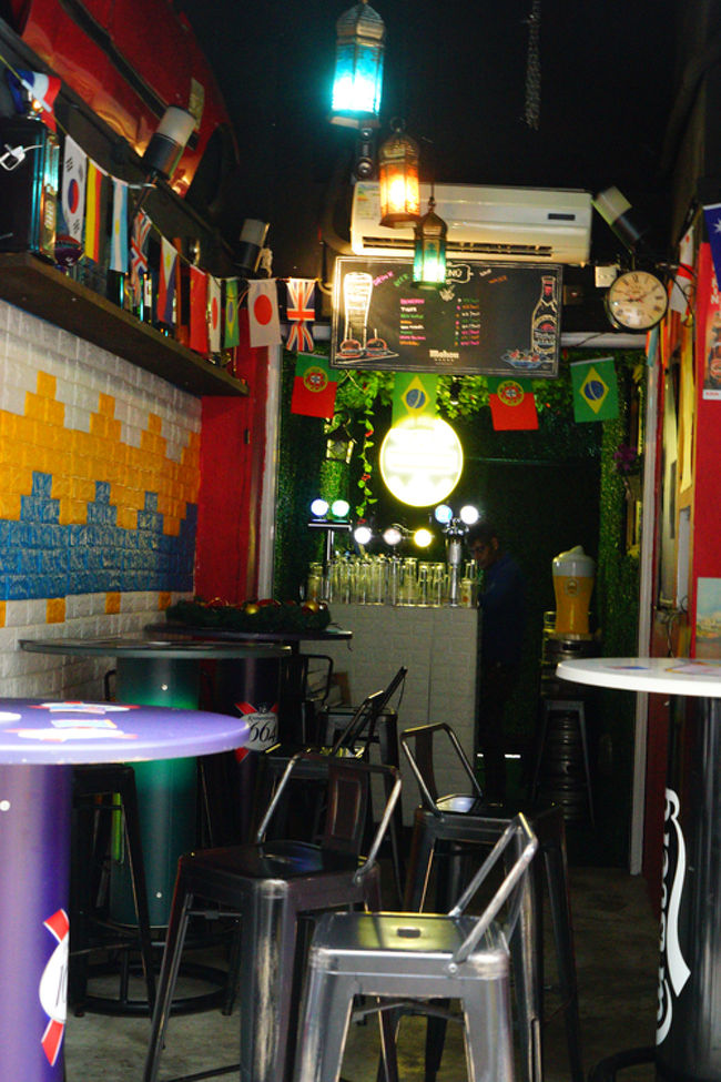 カフェの様でありバーの様であり良く分かりません。万国旗が印象的です。座席数は３～４名でしょうか。