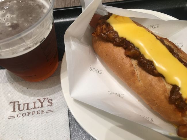 結局、シャワールーム横のTully'sに戻る('◇')ゞ<br /><br />シャワーを浴びると、飲み物１本かTully'sの割引かがついてたんだけど、水１本を選んでしまった。割引にしとけばよかった。<br /><br />そして、迷いに迷って、ビールとチリコンなんとかを選んでしまった。<br />おなかにやさしいものを、って思ってたのに、いきなり刺激物。<br />まぁ、搭乗まで何時間もあるし大丈夫かな<br /><br />到着階には、人待ちなお姉さま方のグループが・・<br />「インチョンからの便は＊＊でー」などと相談してました。<br />あたしはそれには興味ないので、出発階に戻ります。