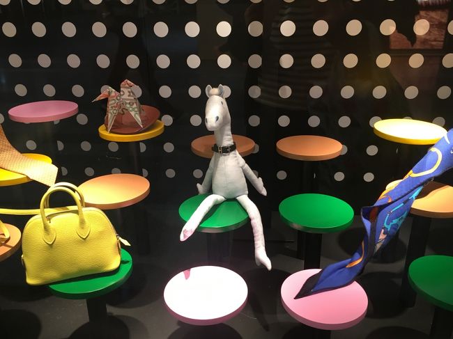 出国は、初めての顔認証。早い！<br />スタンプも押してもらいました。<br /><br />ここからがながーい。<br />あちこちうろうろ・・<br />この時間にLINEのお相手してくださった方、ありがとうございましたｗｗ<br /><br />写真は、エルメスのショーウインドウ<br />