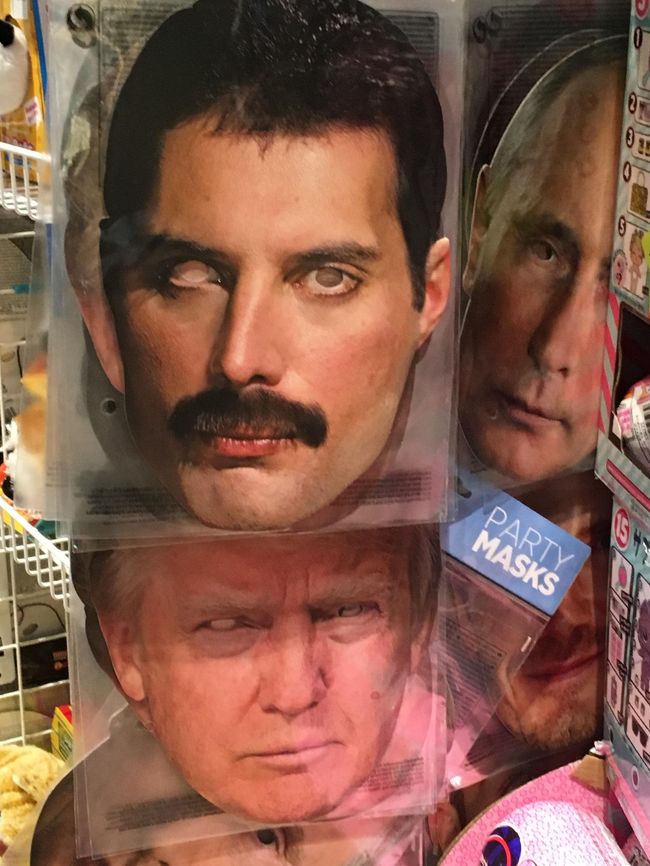 すでに眠くてあくびしながら歩いてたんだけど、<br />展望デッキ近くの店で目が覚めた。<br /><br />今もう、私が愛してやまないフレディマーキュリー♪<br />このお面、こないだの「ボヘミアンラプソディ応援上映」の時、つけてた女子がいて、上映後、みなさんから握手を求められてましたｗｗｗ<br />