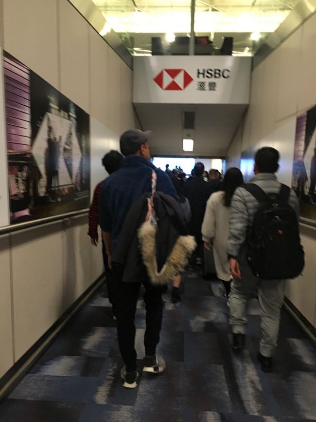 今回はほぼ満席<br />連休なので日本人が多かった。<br />本見て予習してる人もいて、みんな楽しんでくれるといいなぁ、と（誰なんだ）<br /><br />いつもはまんなか3席の通路側をとるんだけど、今回は機材変更で、端2席の通路側に変わってた。ま、たまにはいいかー、と思ったけど、やっぱ3席の方が、まんなかが空席のこともあるので、いいかも。<br /><br />てことであんまり眠れずに到着<br /><br />入国審査はこの時間なのにけっこうな列。<br />それでも時間があるし、e道で指紋でひっかかかるのが嫌で並んだんだけど・・・最後の最後で係りの人が私のパスポートのシールを見て<br />「あんたはあっちですぐできるから」と列から外されe道に・・・・<br />ううう、それがやだから並んだのにぃぃーー(;'∀')<br /><br />e道はいつも通り、指紋はいくらやっても認証されず、係の人のお世話になりました。<br />