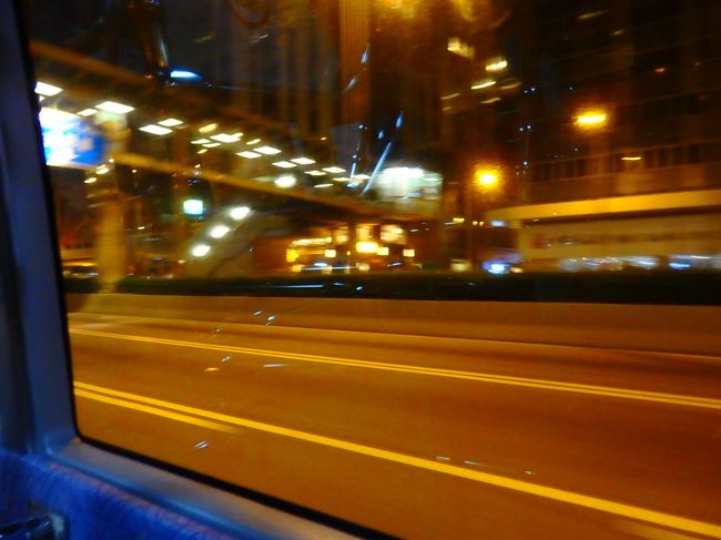 前回は第2ターミナルでゆっくりしてたけど、今回はトイレで歯磨きとかしてたら、機場快線の始発時間になった。<br />香港駅で10分ちょっと待って、私一人だけ乗せたシャトルバスが走りだしました。<br /><br />ああ、いい♪<br />夜明け前の香港♪<br />また来たよーーー（泣きそう）