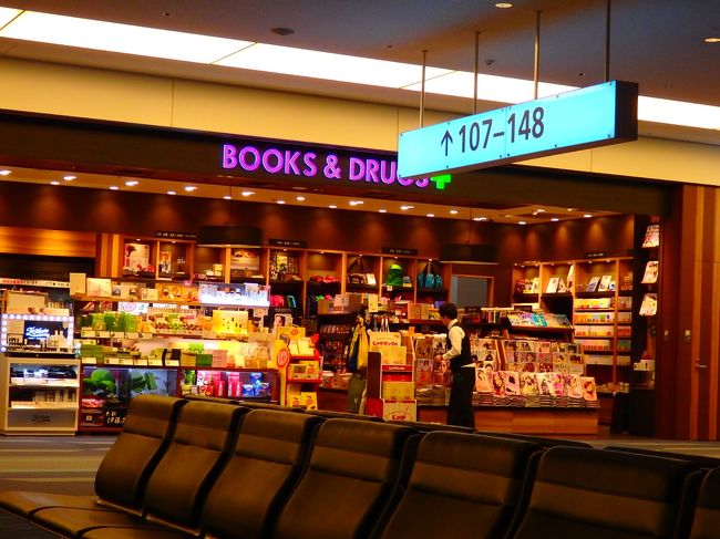 搭乗口は107番<br />その近くのこのお店、前回は搭乗前に店じまいしてたけど、今回はずっと開けててくれてました。お疲れ様ですー