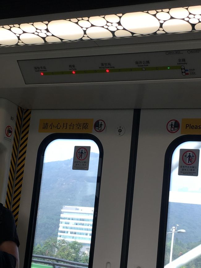 南港島線は、<br />金鐘から海洋公園を通って、海怡半島（サウスホライズン）まで行く新しい路線です。サウスホライズンはアウトレットがあるところで、昔はバスとかタクシーとかでしか行けない遠いところだったんだよね。<br /><br />途中、地上を走るのでなかなか気持ちがいいです♪<br />