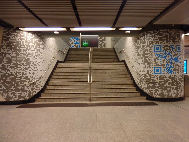 金鐘駅の中<br />新しい南港島線のホームに行く途中です。<br />ここのカッコイイ写真を見たことがあったので、同じアングルで撮ってみたつもりだったけど、右端は中途半端に後ろが映り込んでるし・・だめだなぁ<br />