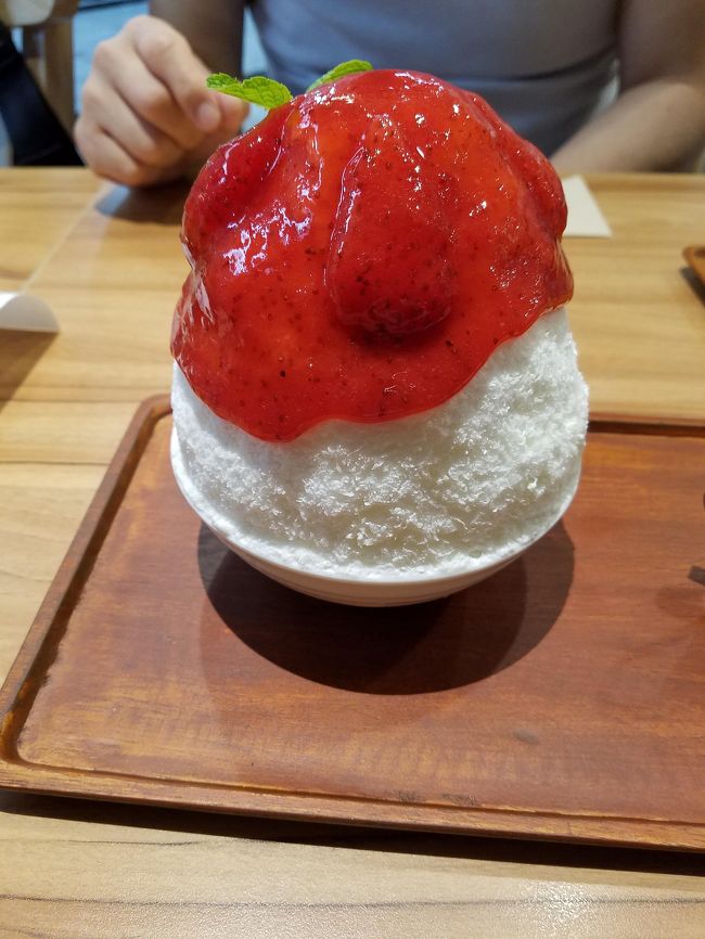 ネットで見て最初から決めていたストロベリーチーズケーキ。<br />２人で１つ注文。<br />お茶はセルフで頂けます。<br /><br />氷は牛乳で作られているみたいで甘さはありませんが上の苺シロップ部分と合わせて食べると美味しかったです。