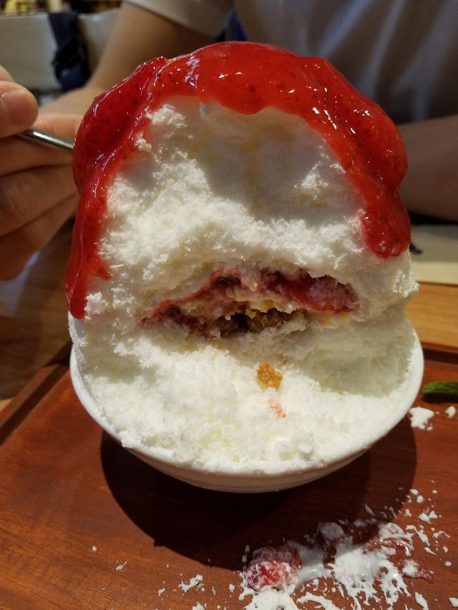 こぼさず食べるのが難しい。。<br />中に苺のチーズケーキが入っていてこれまた美味しい。<br /><br />去年は食べれなかったので今年は食べれて大満足。<br />ＭＢＫ店は穴場みたいで席も空いていてすぐに座れました。<br />また食べたい…<br /><br /><br /><br /><br />ＭＢＫを出て向かいのアートアンドカルチャーセンターへ行ってみました。