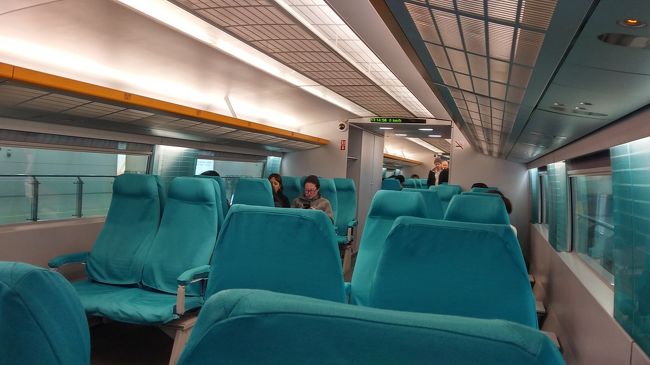 リニアに乗って空港から出ます。なんか優越感。<br />いつのってもガラガラです。