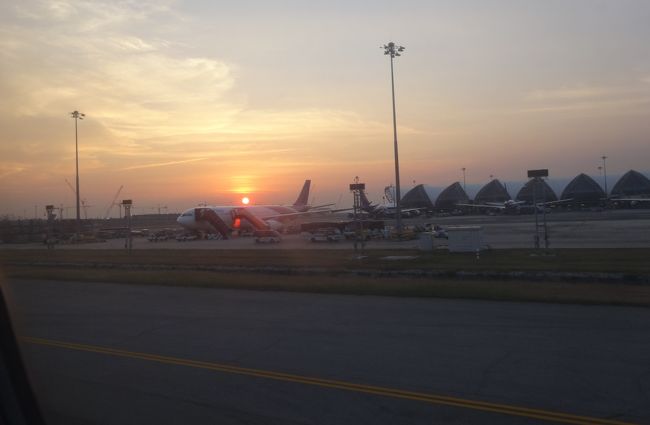 夕焼けに染まる空港