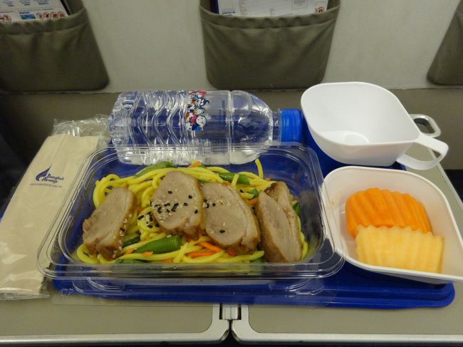 飛んだ～♪<br />1時間のフライトなのに、機内食が出たよ！