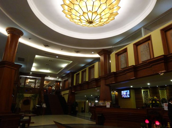 空港でツアーガイドさんと合流<br />なんと、ツアー参加者は私達二人のみ！<br />貸し切り状態の車にて、ホテルまで移動