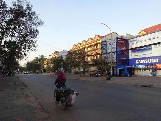 ホテル前のメイン道路<br />左側を眺め<br />