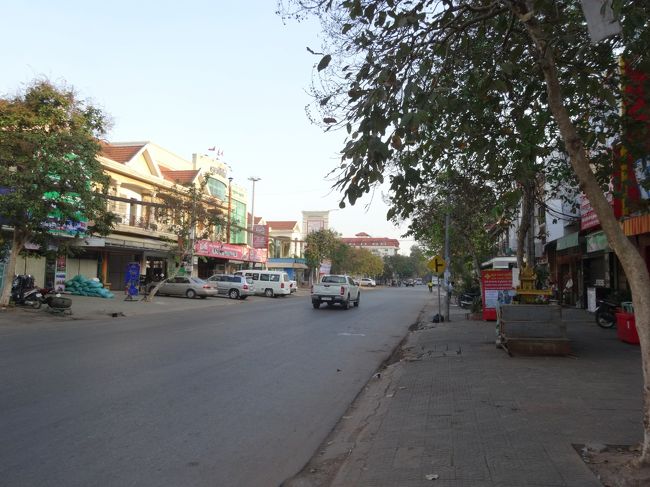 そして、右側も眺める<br />朝早いので、車やバイクが少ないね
