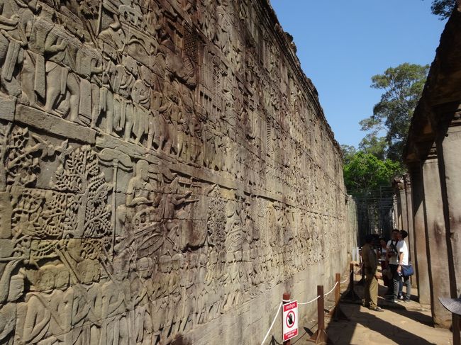 回廊のレリーフ