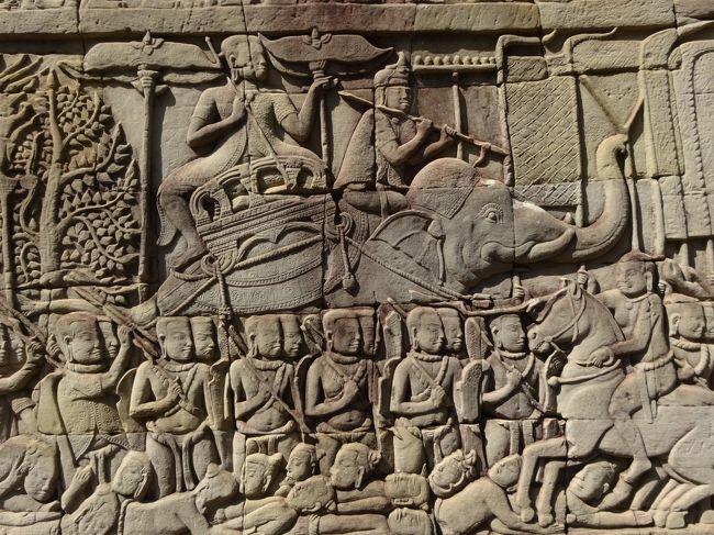 戦いに行くのかな<br />お偉いさんは象に乗ってる！