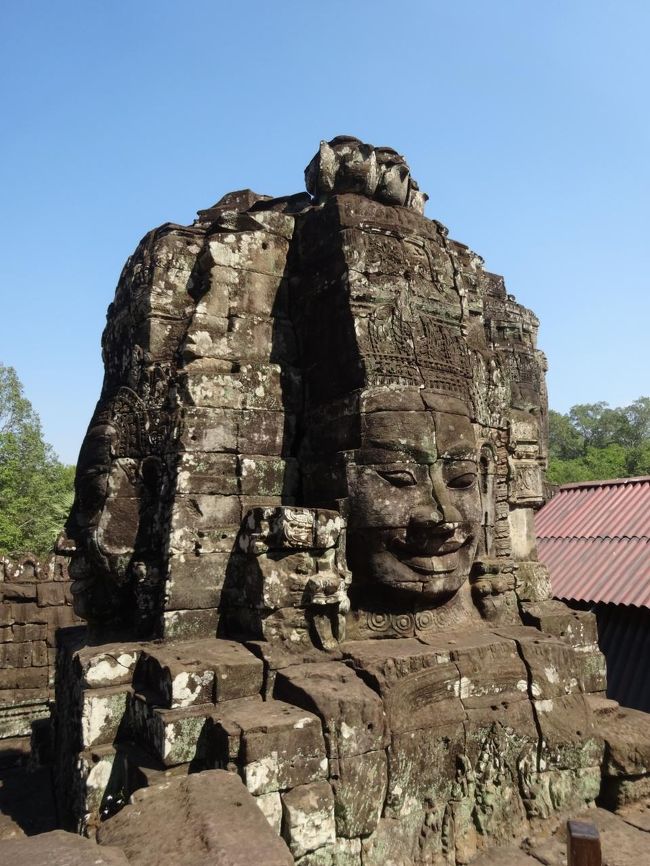 優しい微笑みの、観世音菩薩像