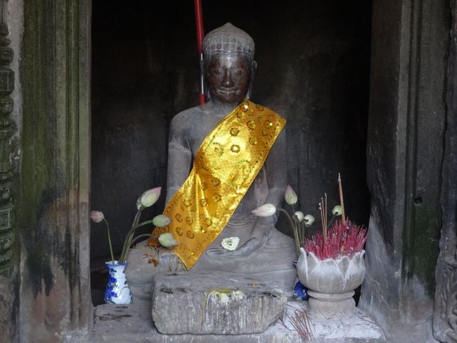 仏様に手を合わせる