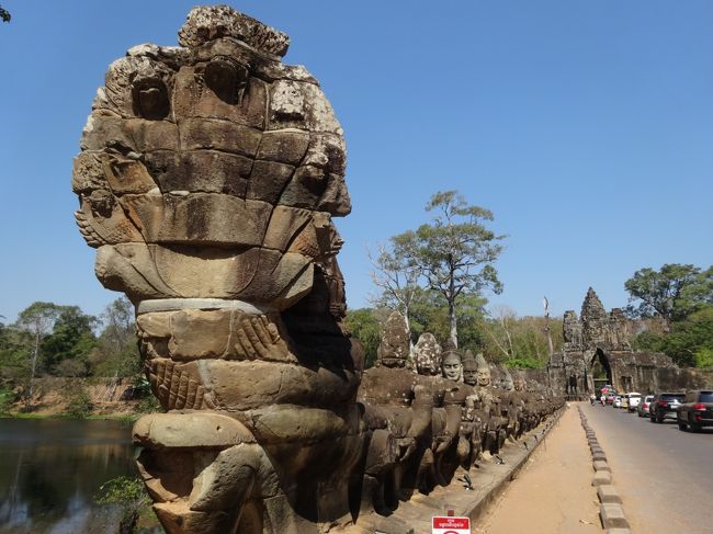 蛇の神様（ナーガ）の頭を先頭に、胴体を綱引き