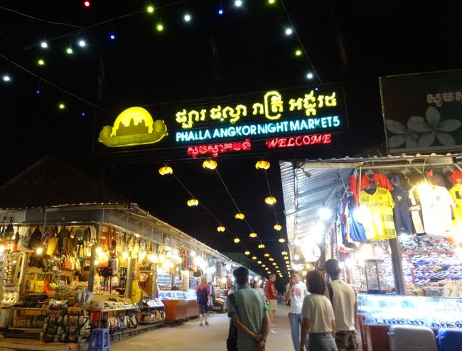 ナイトマーケットで、母はスカーフを購入！<br />カンボジアでのお土産となりました<br />ホテルに戻って、ゆっくり休みましょうね