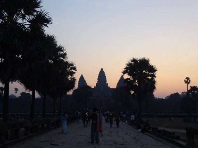 1月14日（月）　3日目<br />おはようございます<br />早朝からアンコール・ワット朝日鑑賞に出かけます