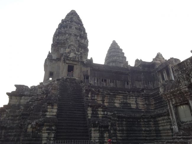 アンコールワットは外側から第一回廊、第二回廊、第三回廊という三つの回廊で中央祠堂を取り囲んでいます<br />上に見えるは、第三回廊