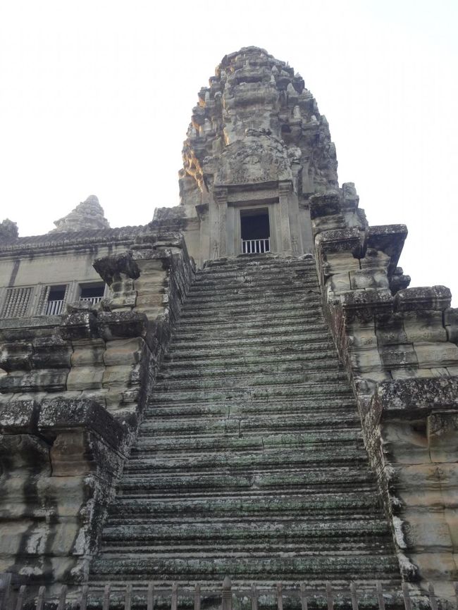 この石の階段からではなく