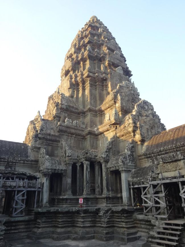 無事に上がることが出来ました！<br />ここがアンコール・ワットの一番高い塔、中央祠堂