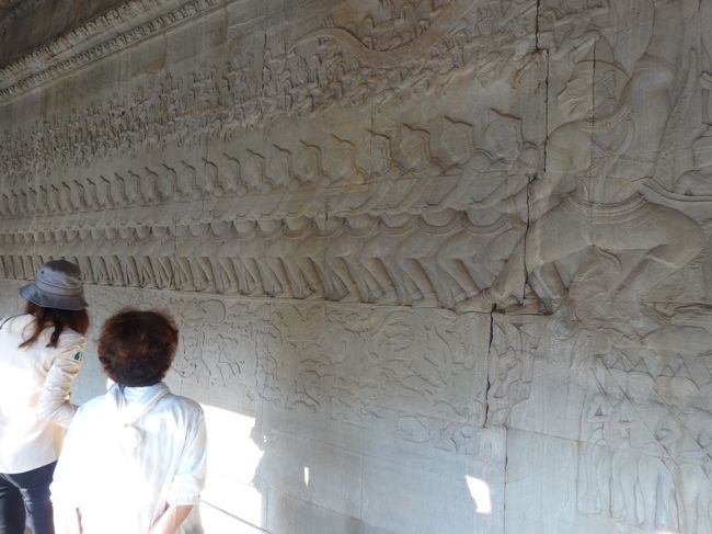 ガイドさんの説明を聞きながら進みます