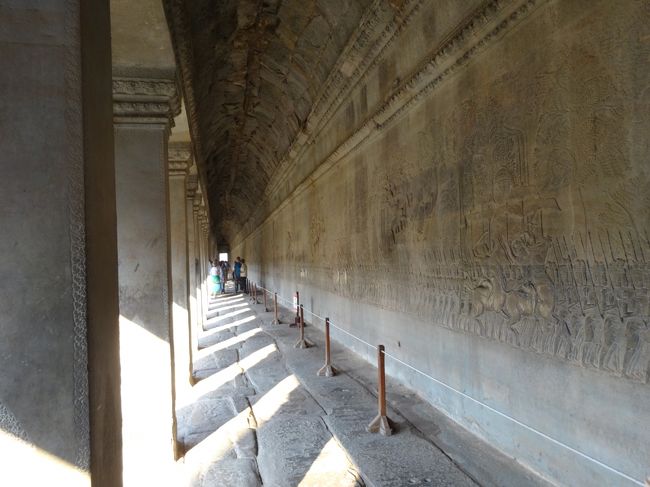 アンコール・ワットのレリーフは物語となっています<br />とても繊細な描写となっていますよ！