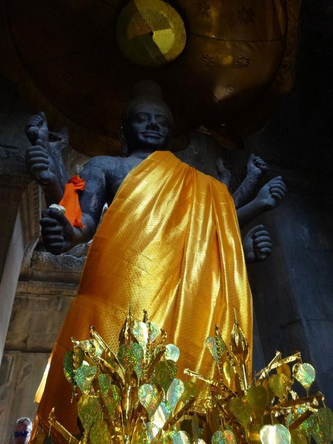ヒンドゥー教の三大神とは、ブラフマー神「創造」、ヴィシュヌ神「維持」、シヴァ神「破壊」<br />こちらはヴィシュヌ神の立像<br />カンボジアまで来れたことに感謝ですね！