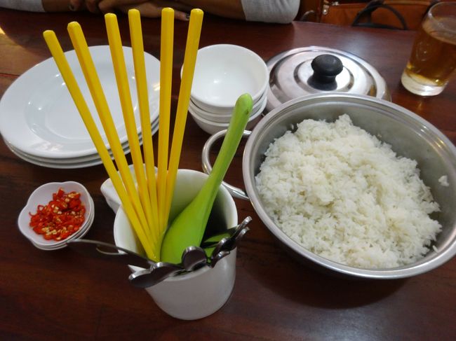料理を注文すると、ご飯が付いてきます