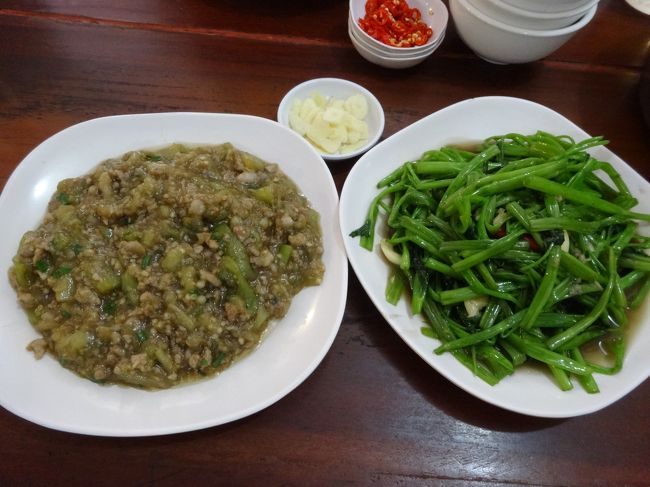 3人でシェアしていただきます<br />一皿 3ドル<br />安くてうまうま♪