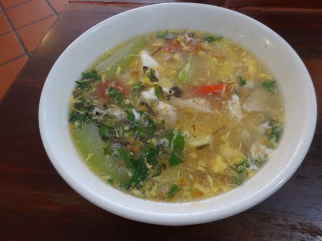 このちょっと酸っぱいスープも美味しかったわ～♪<br />器はかなりの大きさです<br />