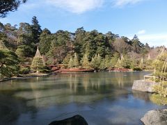 まあ、せっかくの立派な公園も、やっぱり水が無いと今一つなので、南湖公園に隣接する、いわゆる「庭園」の方、「翠楽苑」に、入場料を払って入ってみました。さすがにこちらの池には水があります。中途半端に凍ってはいますが…。