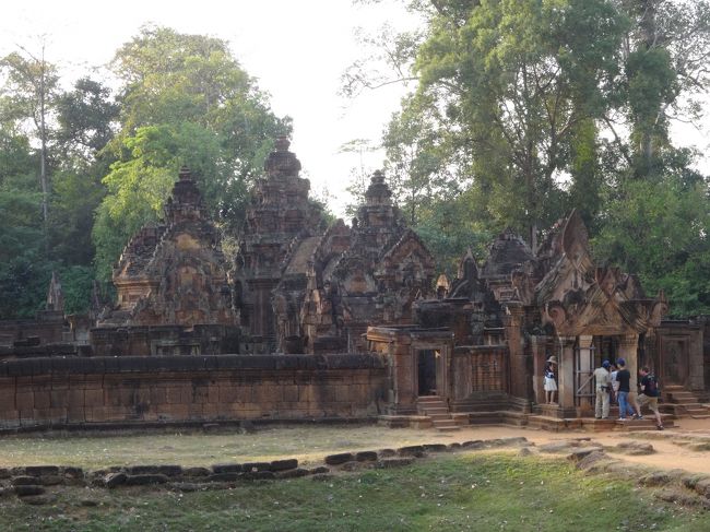 バンテアイ・スレイは「女の砦」の意味を持つ寺院です