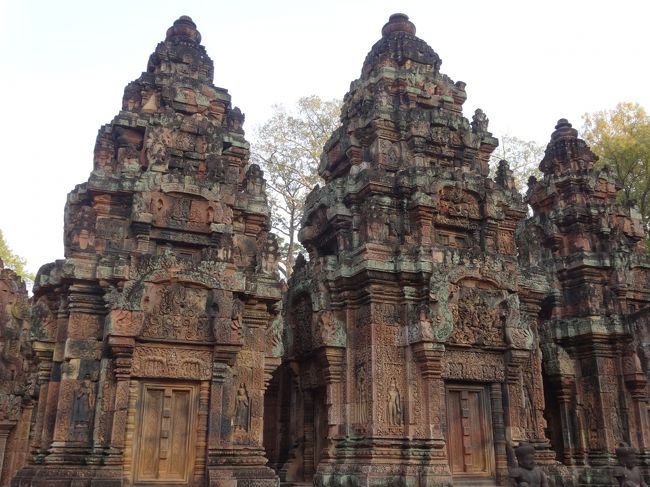 左の塔をよく見てみましょう<br />デバター（女神）像がわかりますでしょうか