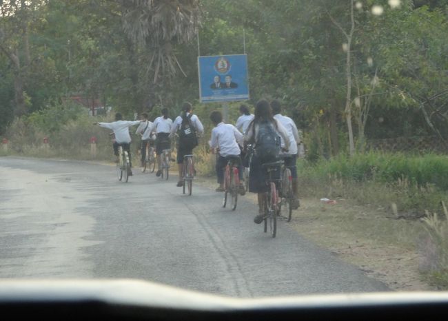 帰りの車窓から<br />元気よく学校から帰宅する学生<br />カンボジアは高校まで授業料が無料との事