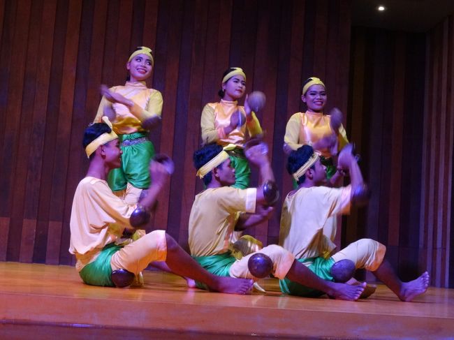 ココナッツダンス<br />軽快なリズムで踊ります♪