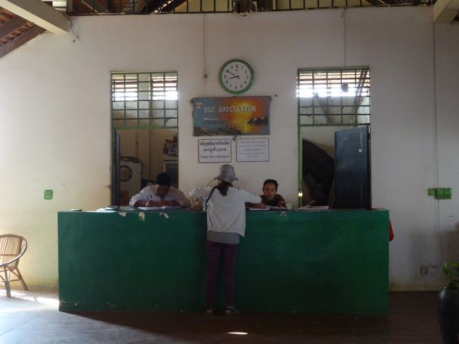 トンレサップ湖に到着し、ボートチケットを購入するガイドさん