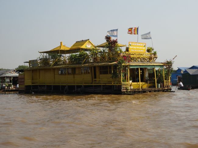 そして黄色い建物は寺院<br />水上生活でもお参りは欠かせません